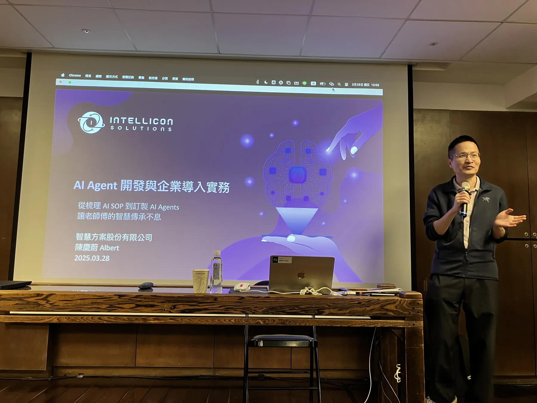 AI Agent の開発と企業導入をデモする講師