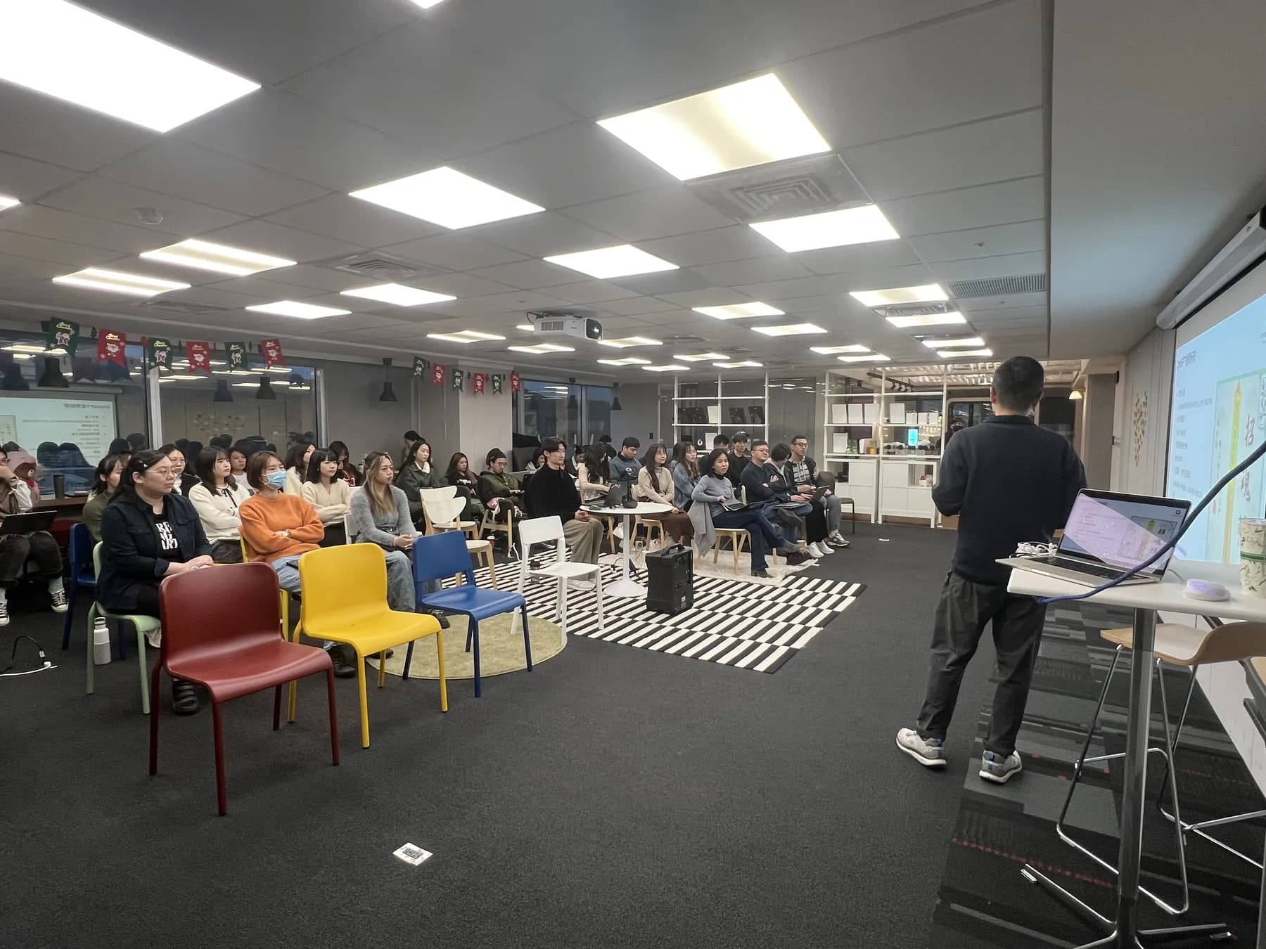 企業向け AI 研修の教室の様子