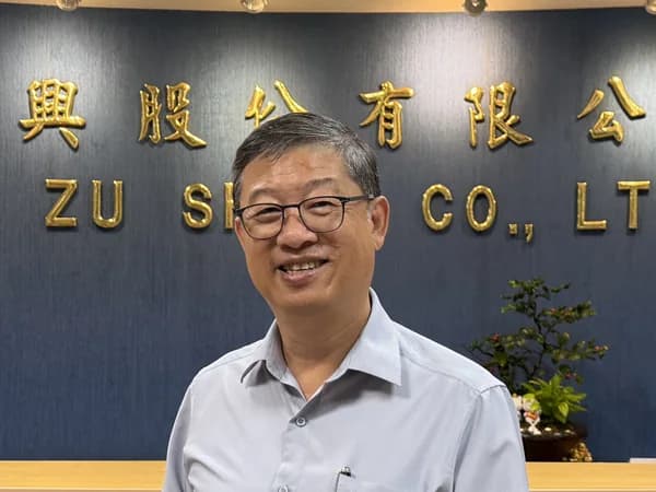 新日興の社長、阮朝宗が社屋ロビーに立つ様子