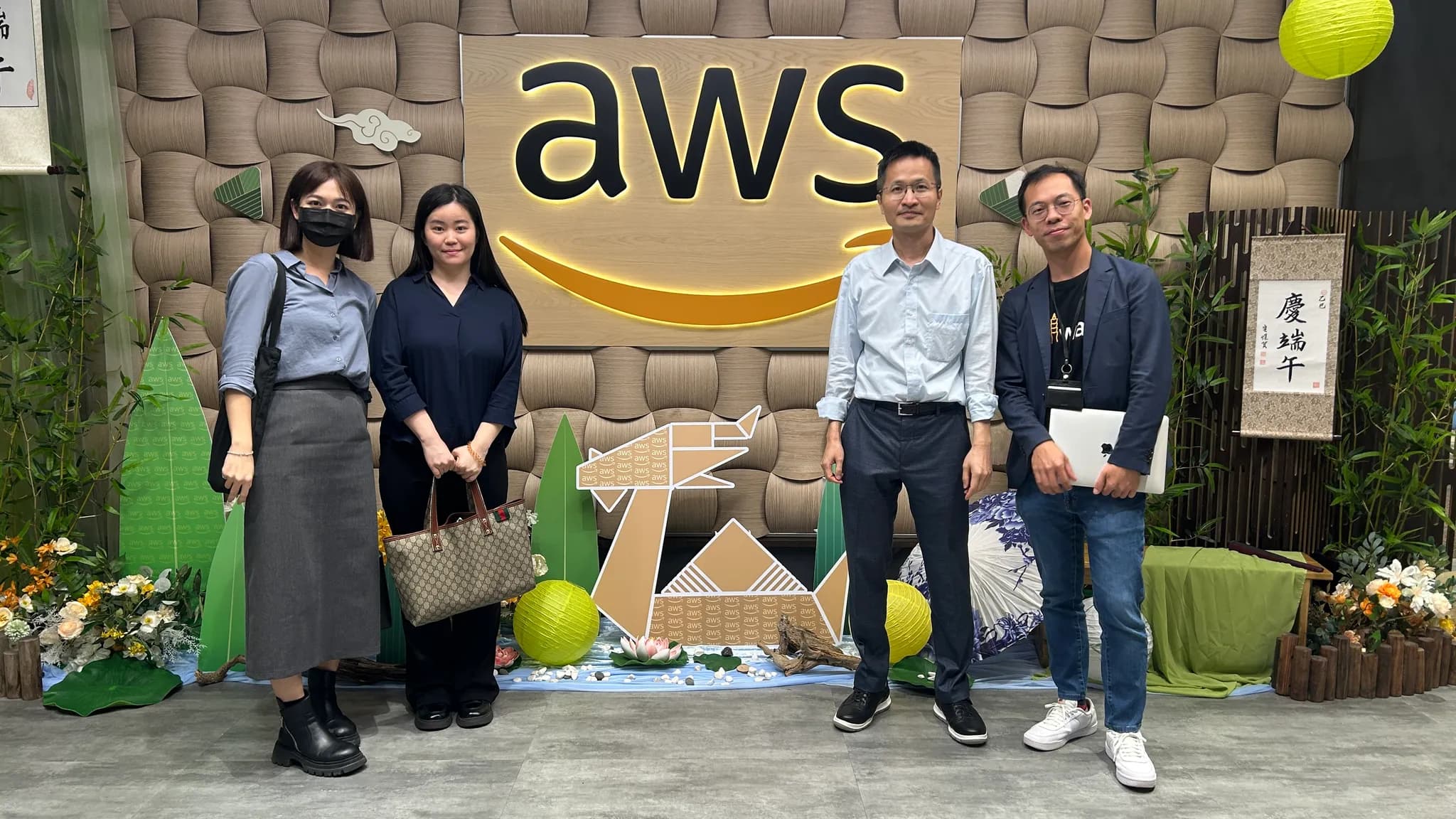 顧問與企業團隊討論導入規劃
